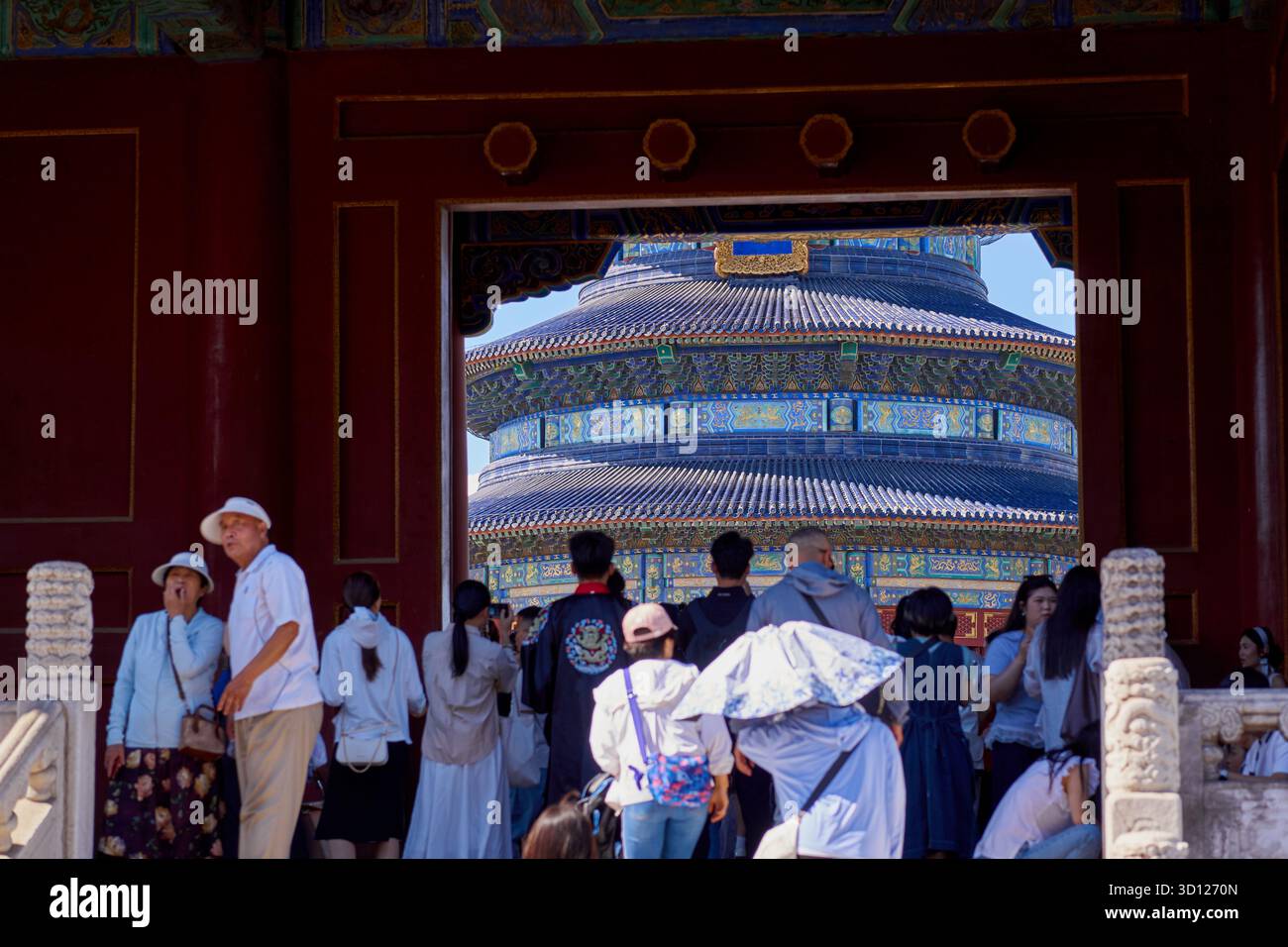 Nahaufnahme des Himmelstempels in Peking - Menschen gehen durch ein Tor Stockfoto