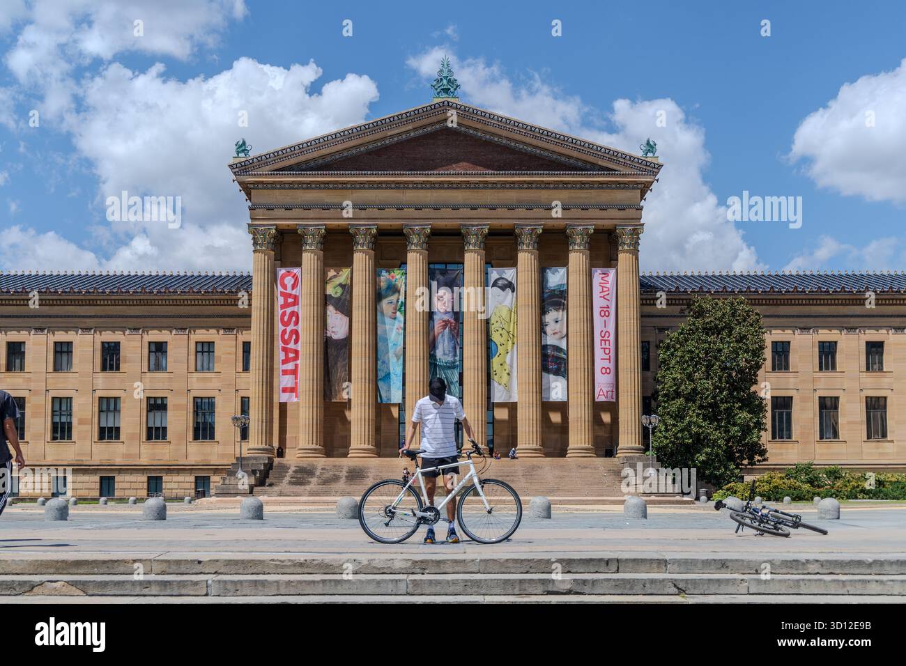Ein Mann fährt mit dem Fahrrad vor dem Philadelphia Museum of Art Stockfoto