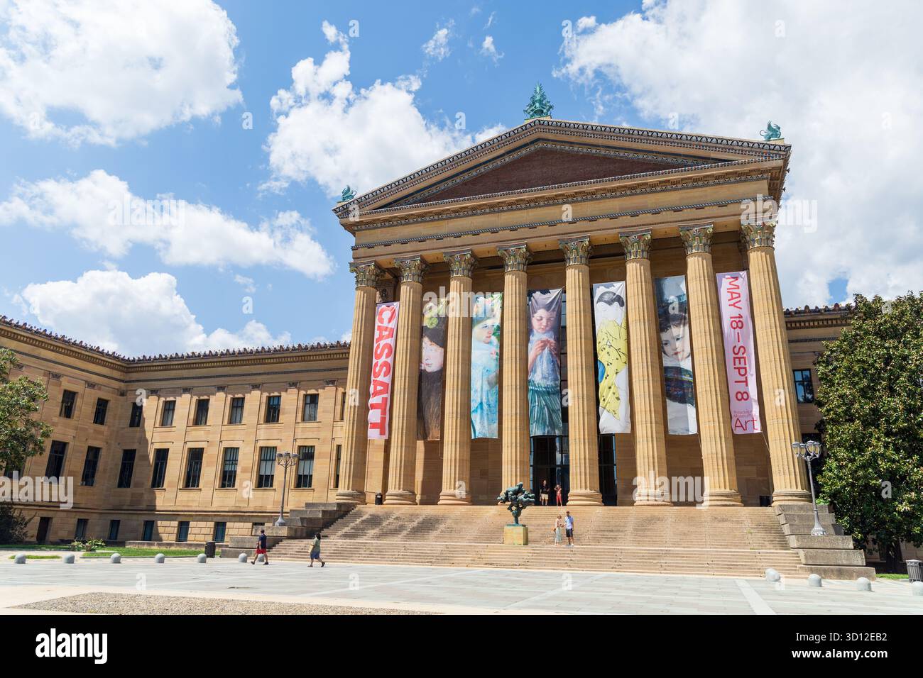 Das Philadelphia Museum of Art ist ein Museum mit einem großen Schild auf der Vorderseite. Das Gebäude ist braun und hat viele Säulen Stockfoto