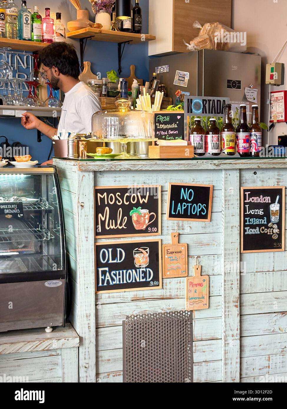 Lagos Altstadt, Algarve, Portugal, London Tiger Café, Angestellte arbeiten, kein Laptop Schild und Moskauer Maultier Schild Stockfoto