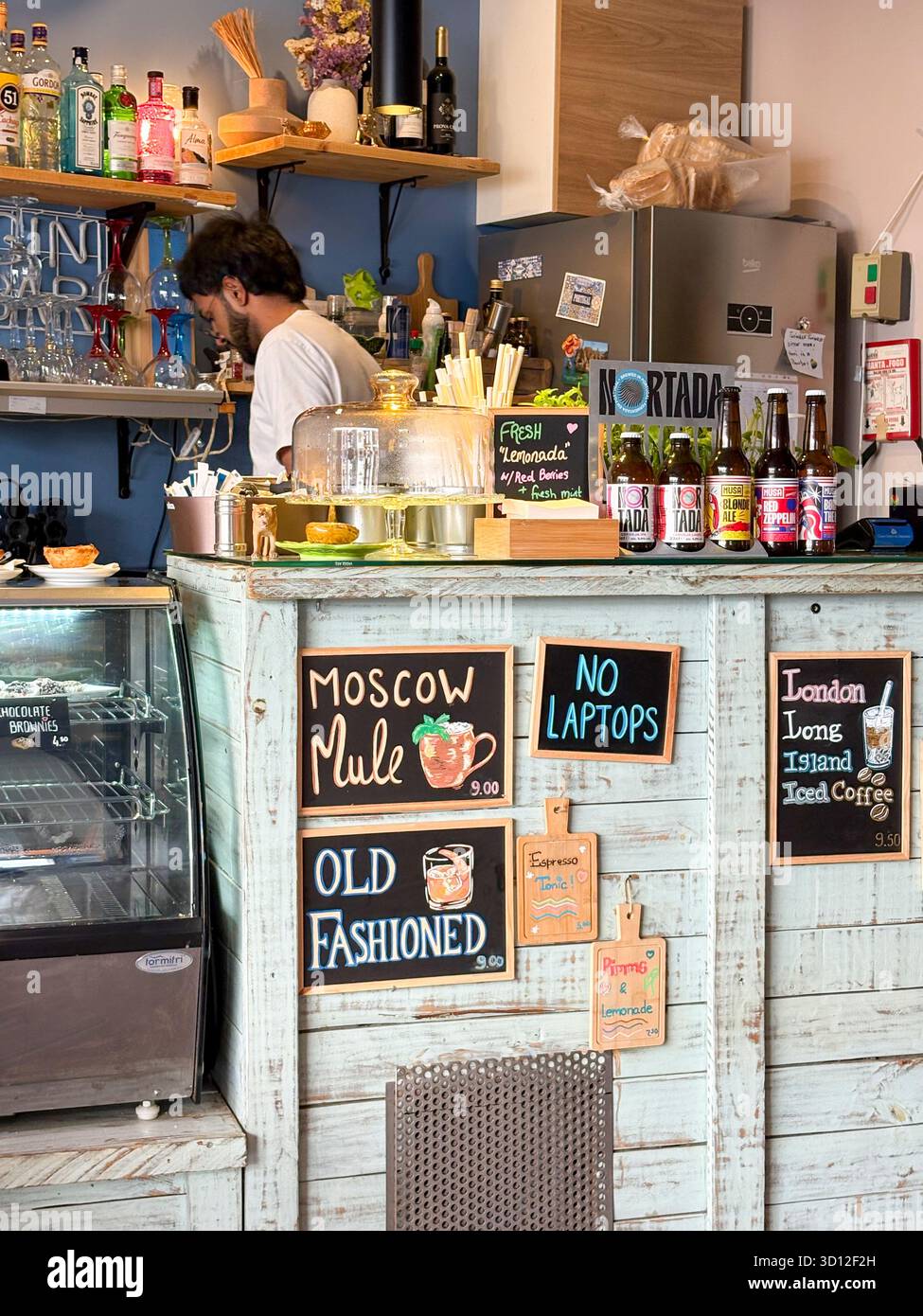Lagos Altstadt, Algarve, Portugal, London Tiger Café, Angestellte arbeiten, kein Laptop Schild und Moskauer Maultier Schild Stockfoto