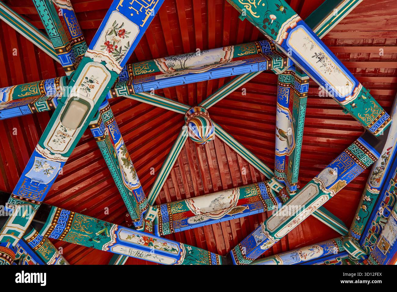 Nahaufnahme des Himmelstempels in Peking - Wanderpavillon mit wunderschönen Gemälden, die das antike chinesische Leben und die Natur darstellen Stockfoto