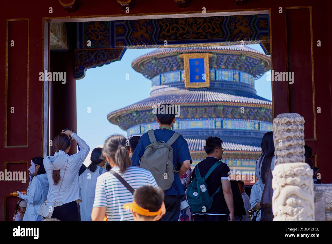 Nahaufnahme des Himmelstempels in Peking - Menschen gehen durch ein Tor Stockfoto