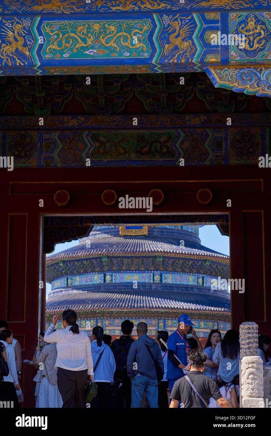 Nahaufnahme des Himmelstempels in Peking - Menschen gehen durch ein Tor Stockfoto