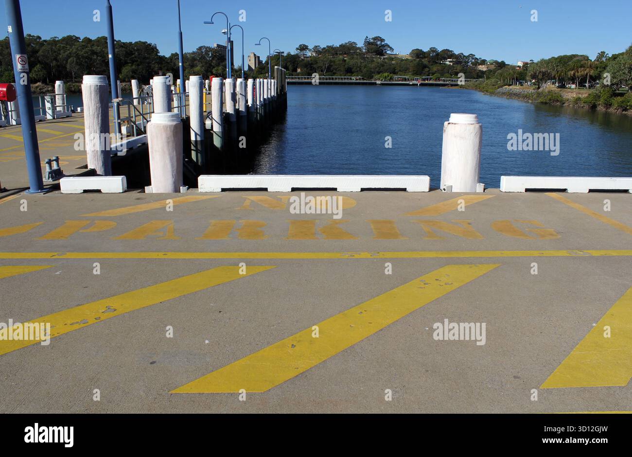 „No Parking“ malte Markierungen auf einem Betonsteg mit dem Meer im Hintergrund Stockfoto