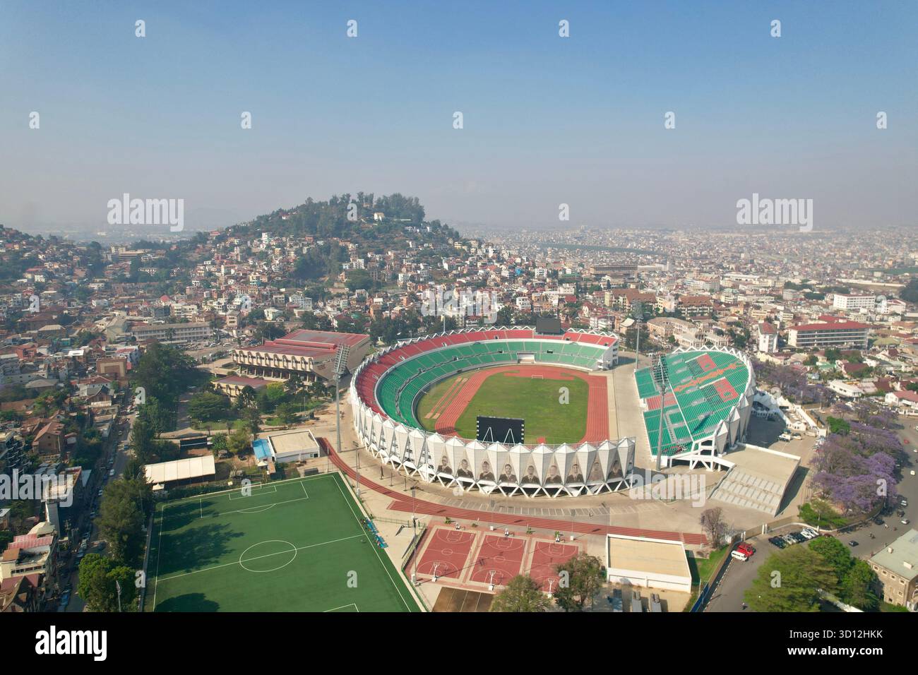 Weite Luftlinie des Kianja Barea Mahamasina Stadions und der Sportplätze, mit Blick auf den Analamanga-Bergrücken und das Mahamasina-Viertel. Stockfoto