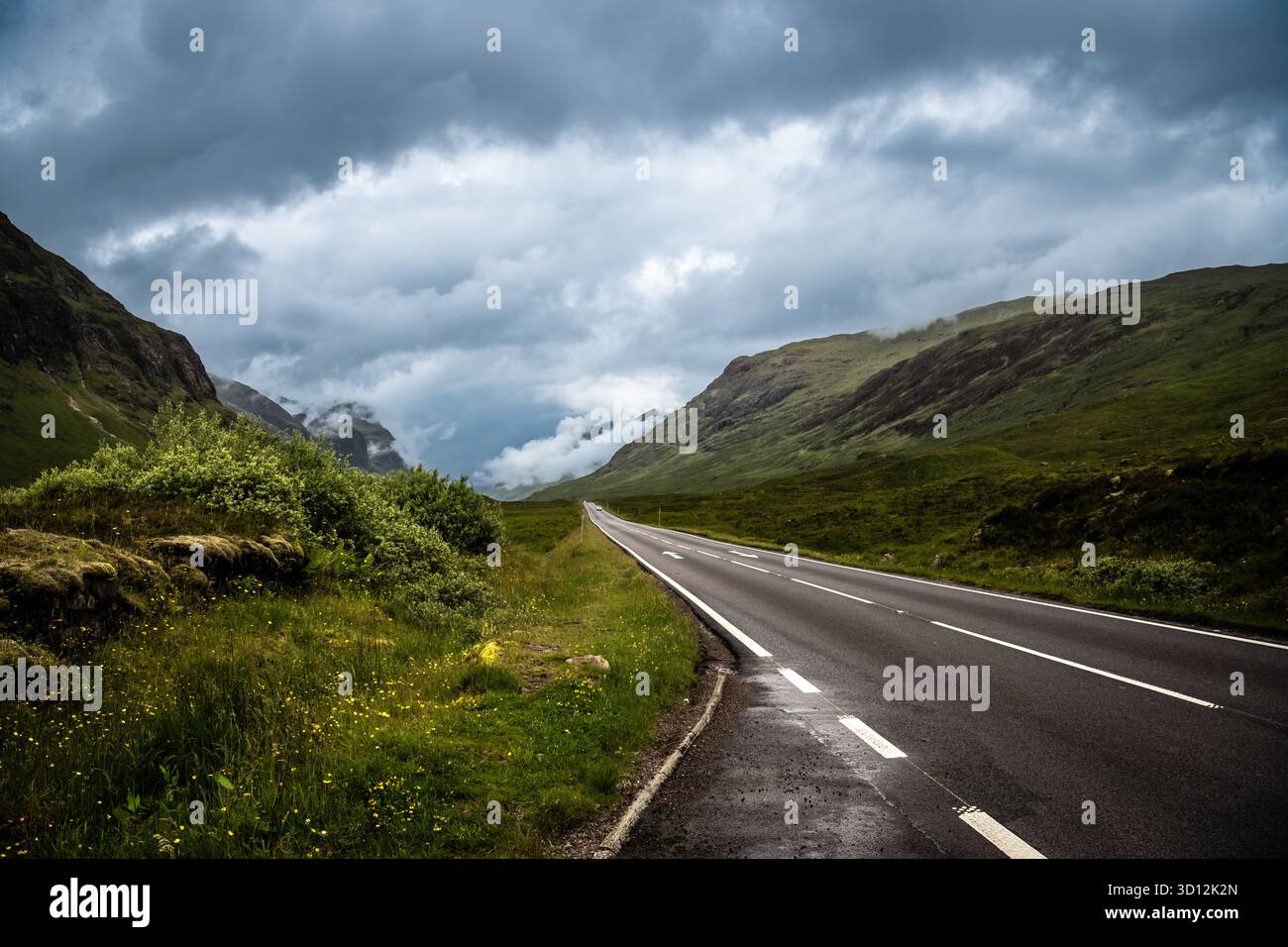 Malerische Straße durch die schottischen Highlands unter dem bewölkten Himmel - Highlands, Schottland Stockfoto