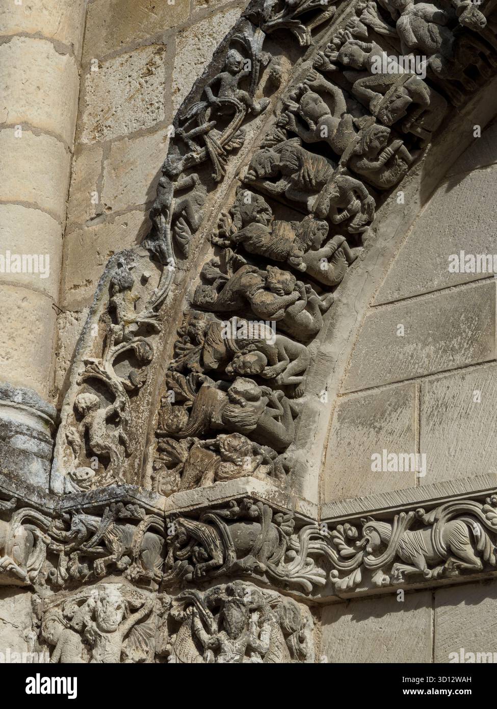 Abbaye aux Dames de Saintes, rechts seitlicher Blindbogen, Detail. Stockfoto