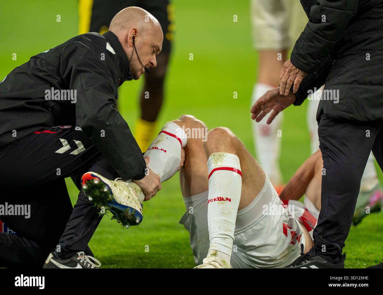 Dortmund, Deutschland. Oktober 2025. Timo Huebers (1. FC Köln, #4) hält sich vor Schmerz ins Gesicht. Die Ärzte kümmern sich um ihn. 25.10.2025, Fussball, 1. Bundesliga: Borussia Dortmund – 1. FC Köln in Dortmund, Signal Iduna Park DFL-Vorschriften verbieten die Verwendung von Fotos als Bildsequenzen und/oder Quasi-Video. Quelle: dpa/Alamy Live News Stockfoto