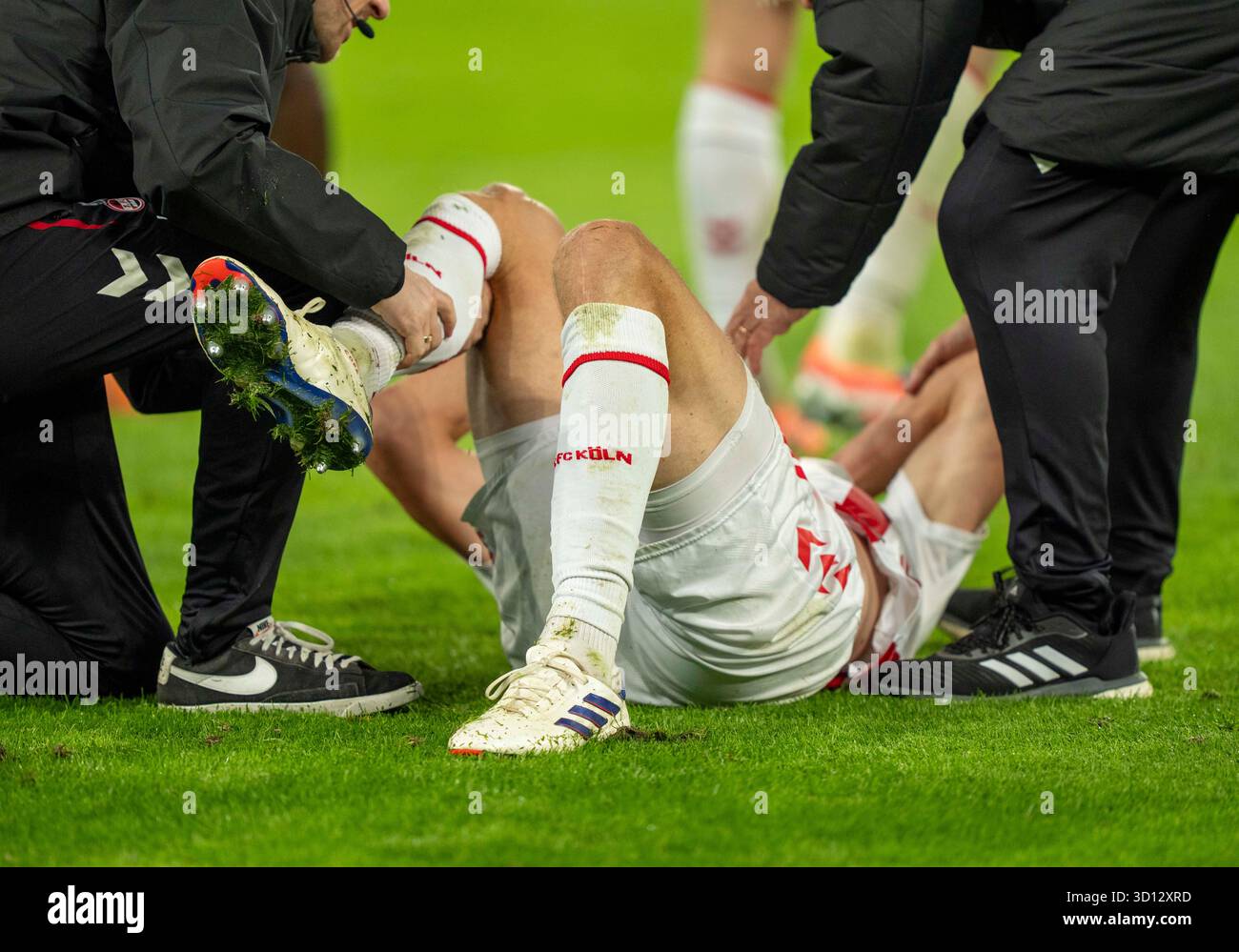 Dortmund, Deutschland. Oktober 2025. Timo Huebers (1. FC Köln, #4) hält sich vor Schmerz ins Gesicht. Die Ärzte kümmern sich um ihn. 25.10.2025, Fussball, 1. Bundesliga: Borussia Dortmund – 1. FC Köln in Dortmund, Signal Iduna Park DFL-Vorschriften verbieten die Verwendung von Fotos als Bildsequenzen und/oder Quasi-Video. Quelle: dpa/Alamy Live News Stockfoto