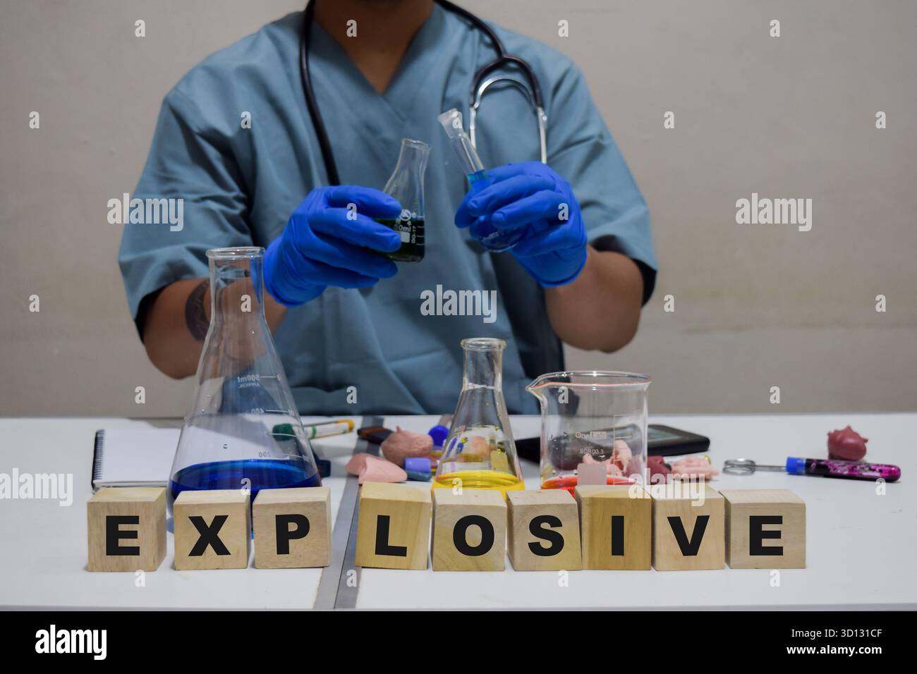 Ein medizinischer Fachmann, der mehrere explosive Warnzeichen und verschiedene Chemikalien vorstellt. Wissenschaftlicher Forschungsbegriff Stockfoto