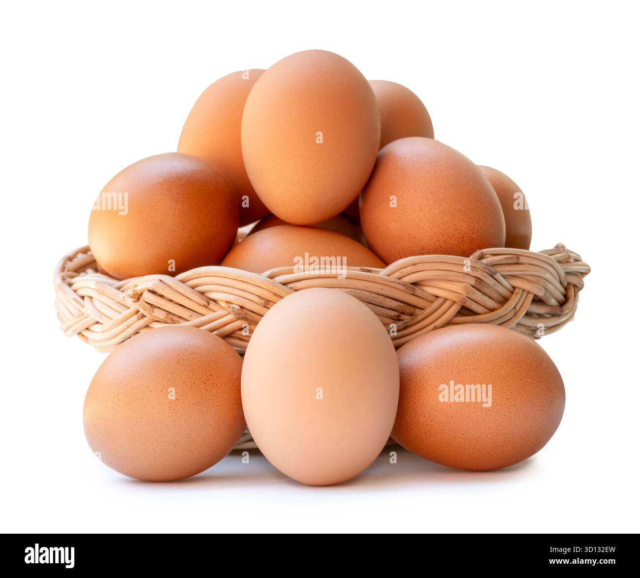 Viele braune Hühnereier im Korb sind auf weißem Hintergrund mit Schneidepfad isoliert. Stockfoto
