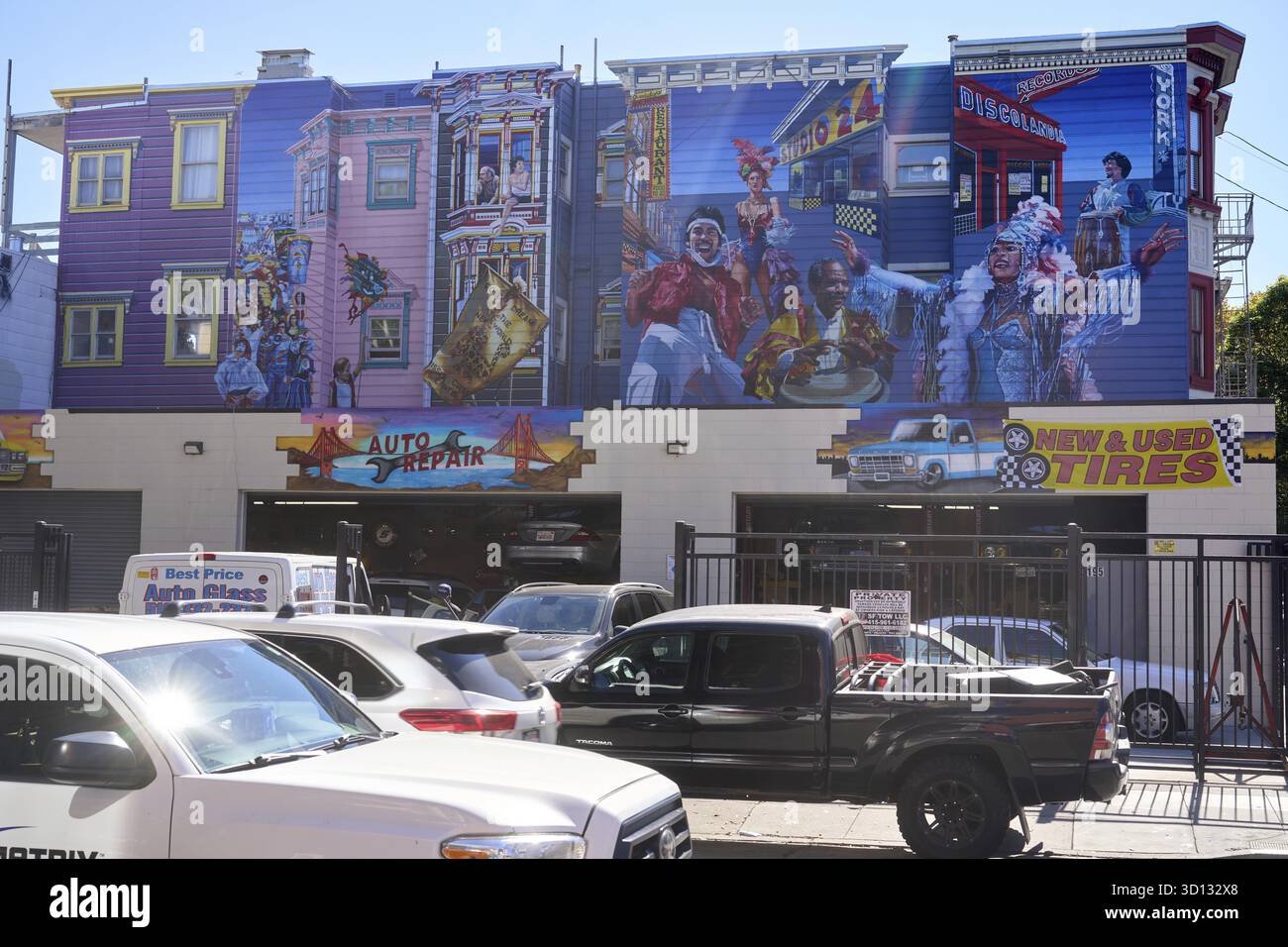 Wandmalereien, auch als Wandmalereien bekannt, entlang der Straßen im Mission District, San Francisco, USA Stockfoto