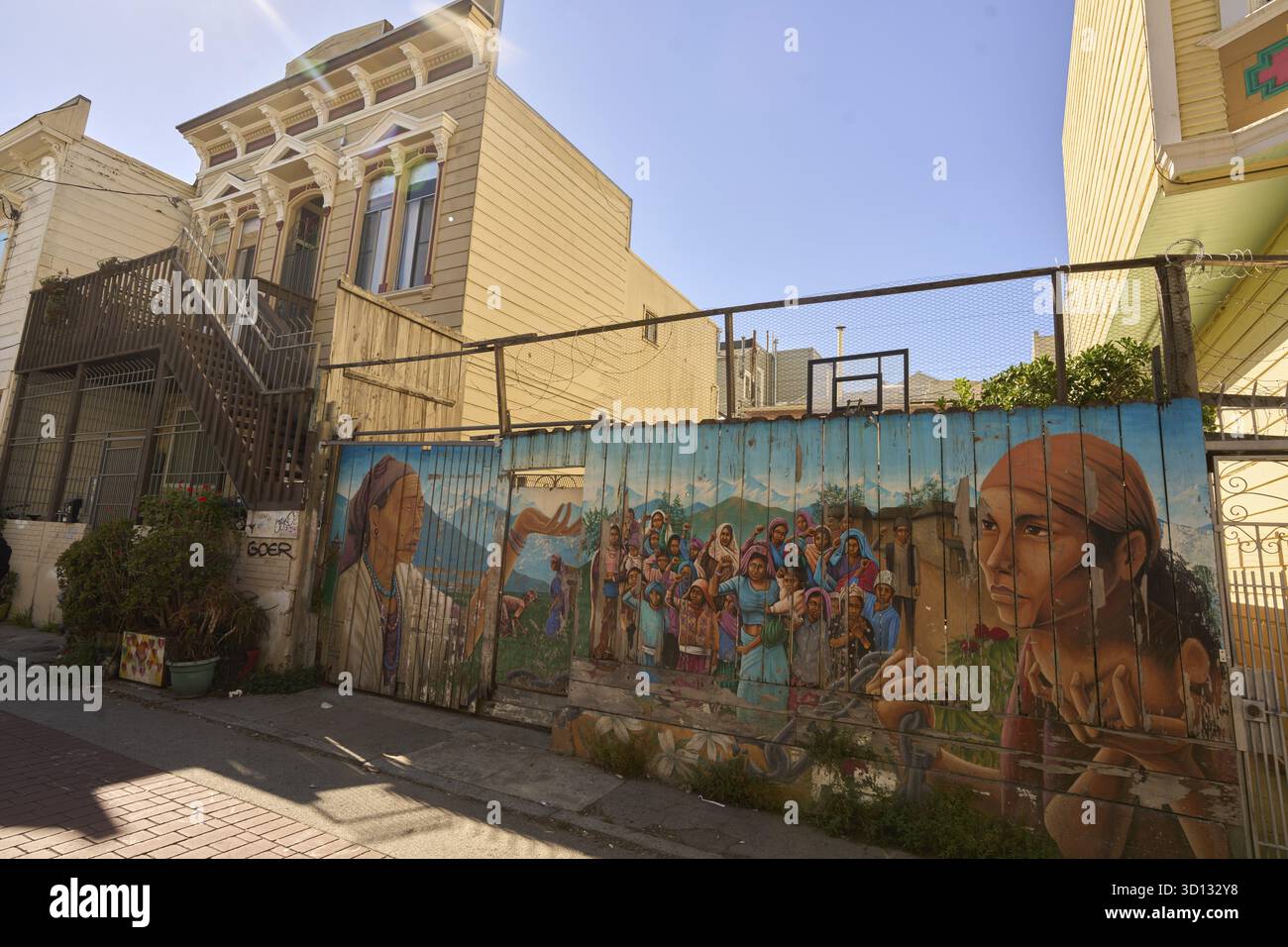 Wandmalereien, auch als Wandmalereien bekannt, entlang der Straßen im Mission District, San Francisco, USA Stockfoto