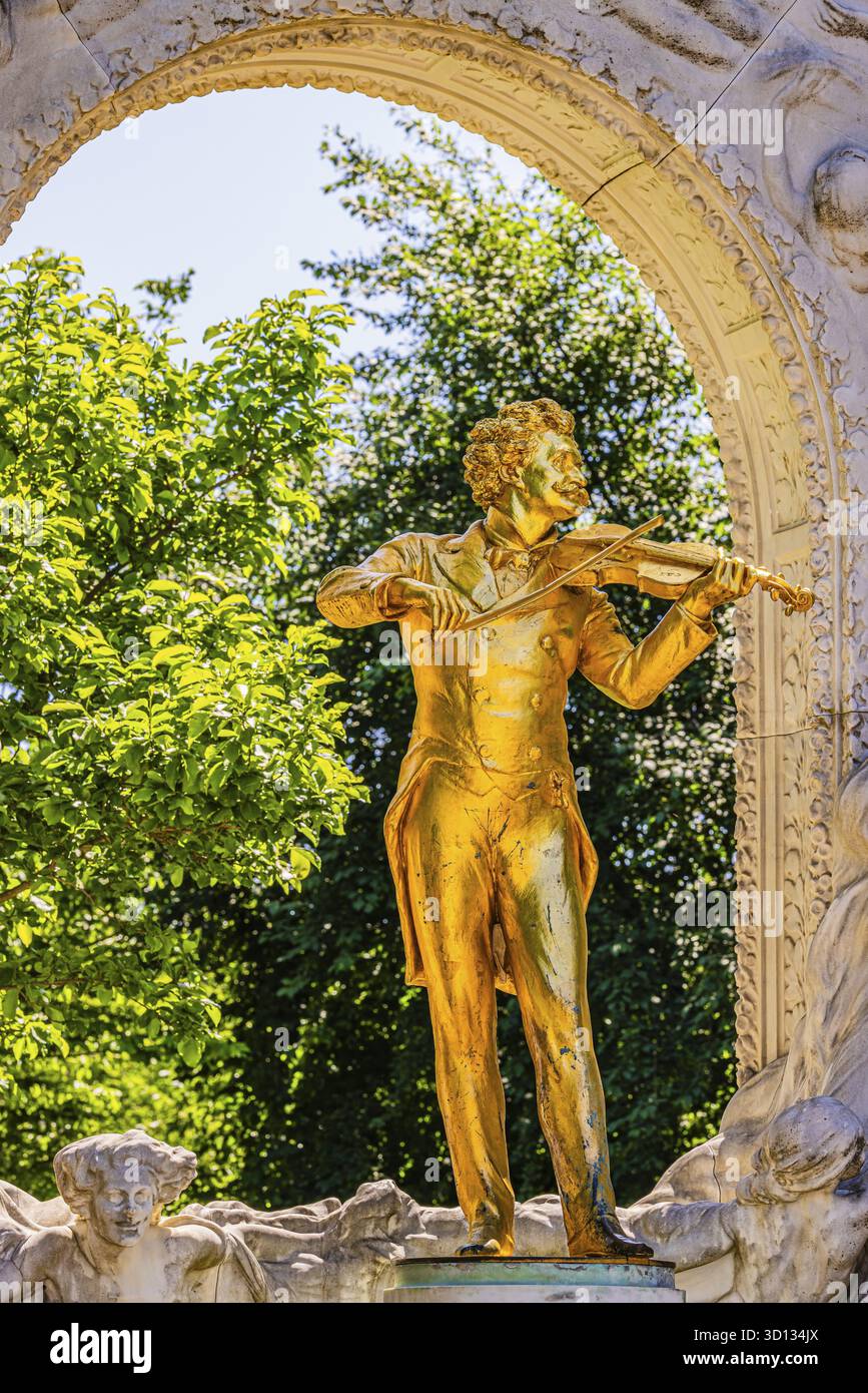 Die vergoldete Bronzestatue von Johann Strauss, dem Walzkönig, Gedenkstätte im Stadtpark Wien, Österreich Stockfoto