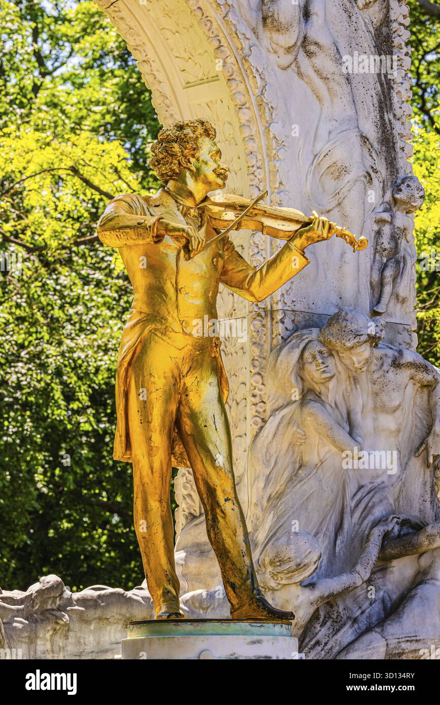 Die vergoldete Bronzestatue von Johann Strauss, dem Walzkönig, Gedenkstätte im Stadtpark Wien, Österreich Stockfoto