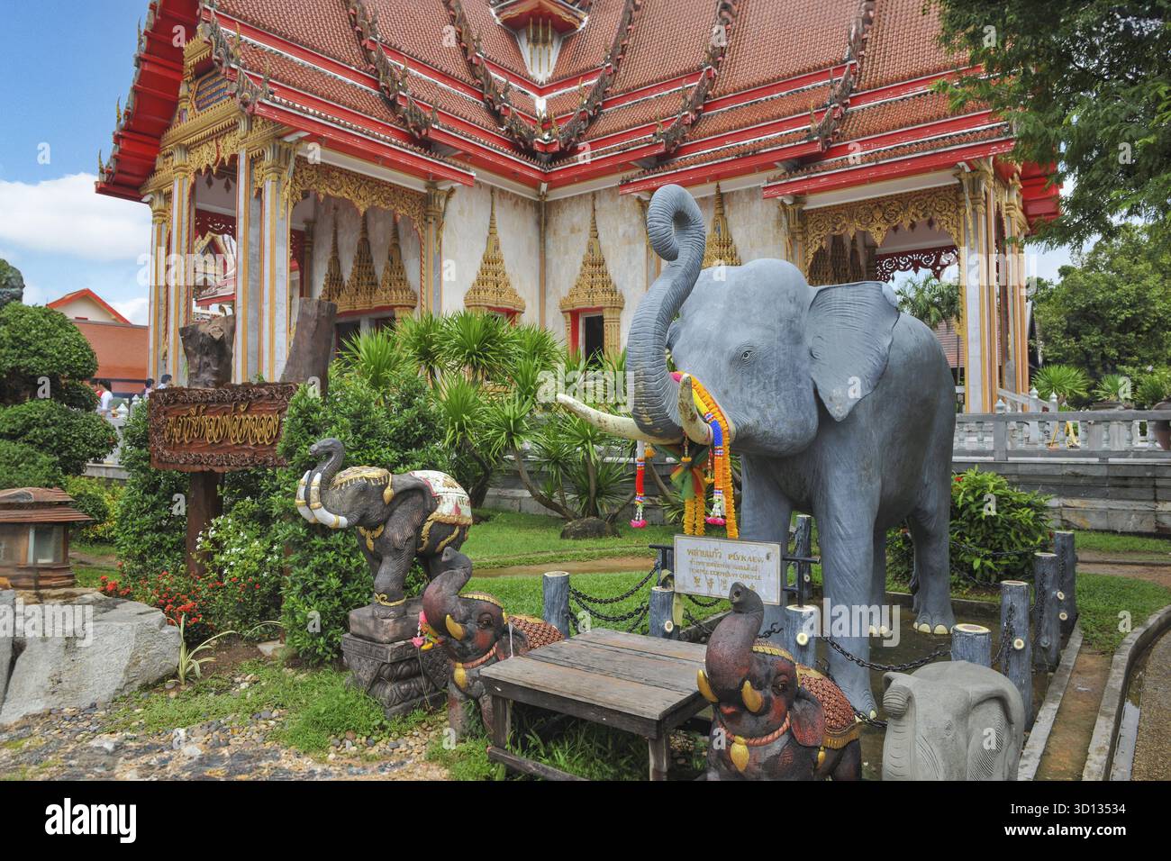 Rituelle Bilder Skulpturen Figuren eines indischen Elefanten vor Gebäuden im Wat Chalong Buddhist Klosterkomplex, Insel Phuket, Provinz Phuket, T Stockfoto