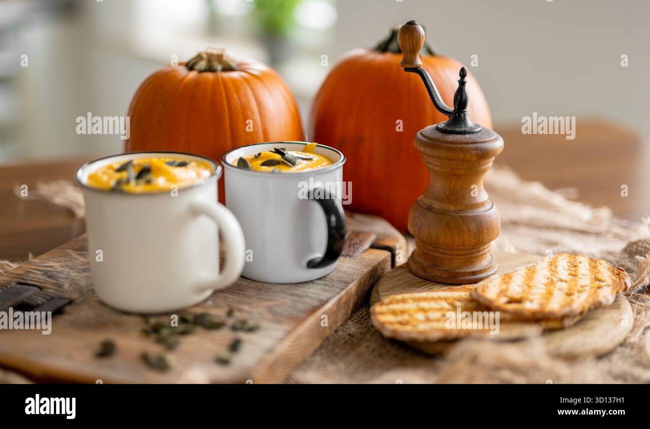 Rustikale Komposition Mit Kürbissuppe Und Kürbissen In Bechern Stockfoto