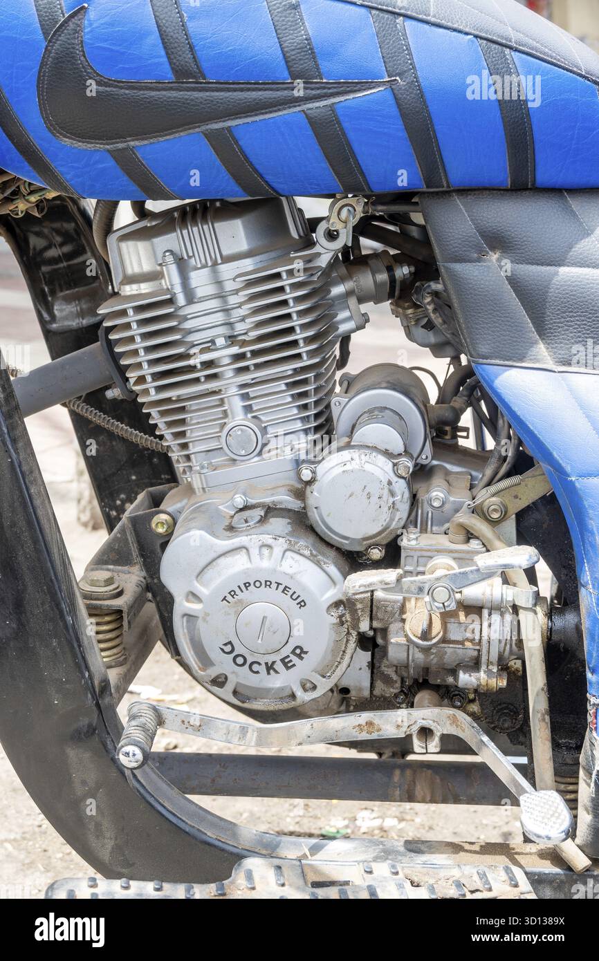 Agadir, Souss-Massa - Marokko - 07-31-2024: Nahaufnahme des Motors eines dreirädrigen Docker-Fahrzeugs mit der Marke Docker Triporteur, Stockfoto