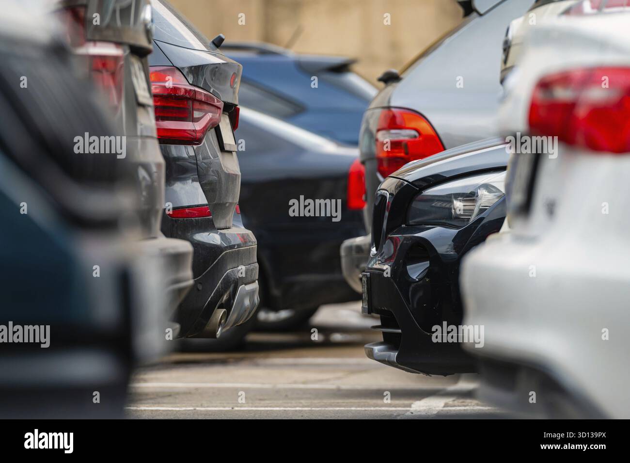 Enge Stadtparkplätze voller Autos. Auf dem Parkplatz stehen viele Autos Stockfoto