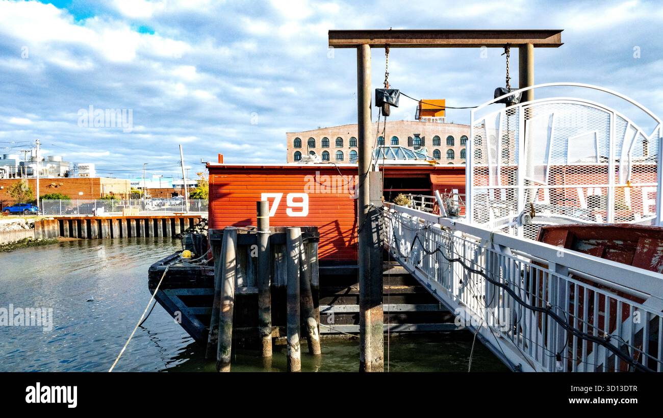 Brooklyn, New York, USA, Waterfront Museum mit umgebauten Industriegebäuden neben einem funktionierenden Hafen Stockfoto