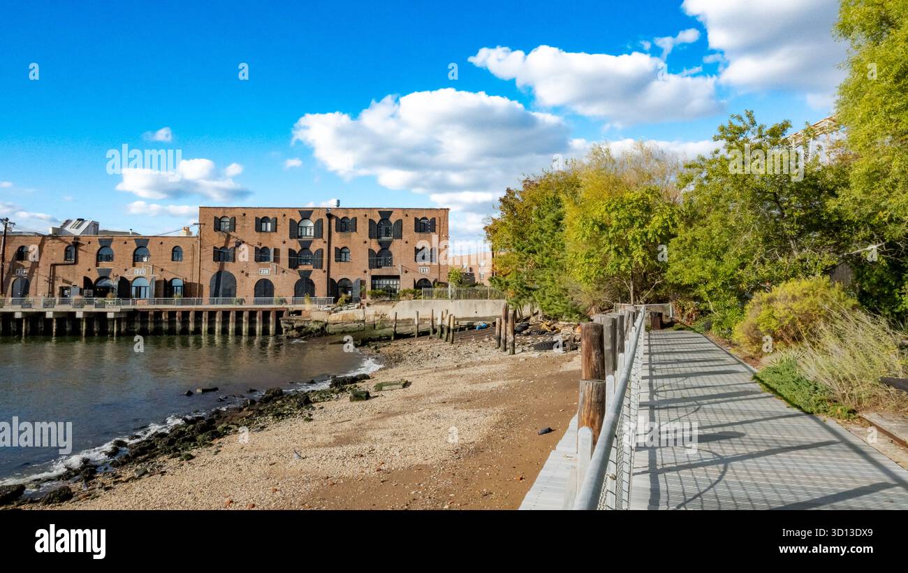 Brooklyn, New York, USA, Landschaft mit Waterfront Brick Warehouse im Bezirk Red Hook. Stockfoto