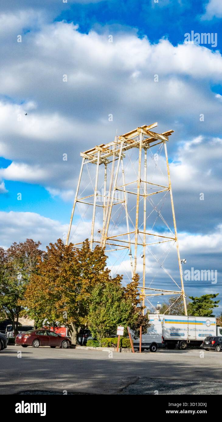 Brooklyn, New York, USA, Tall Industrial Structure in Red Hook Brooklyn mit Parkplatz Stockfoto