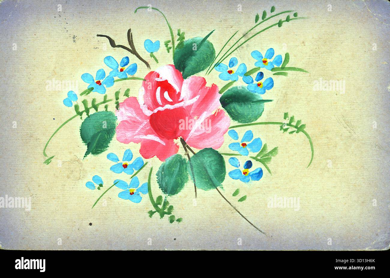 Ein lebhaftes, handgemaltes Blumenmotiv von einer Postkarte aus dem Jahr 1919 zeigt in der Mitte eine große rosa Rose, umgeben von kleinen blauen Blüten mit gelben Mittelpunkten und grünen Stielen. Das symmetrische Arrangement befindet sich auf einem strukturierten, veralteten Hintergrund, mit zarten Pinselarbeiten und sanften Farbkontrasten, die Charme und Vintage-Eleganz hervorrufen. Von einer nicht zugeschriebenen Originalpostkarte vom 24. Juli 1919. Stockfoto