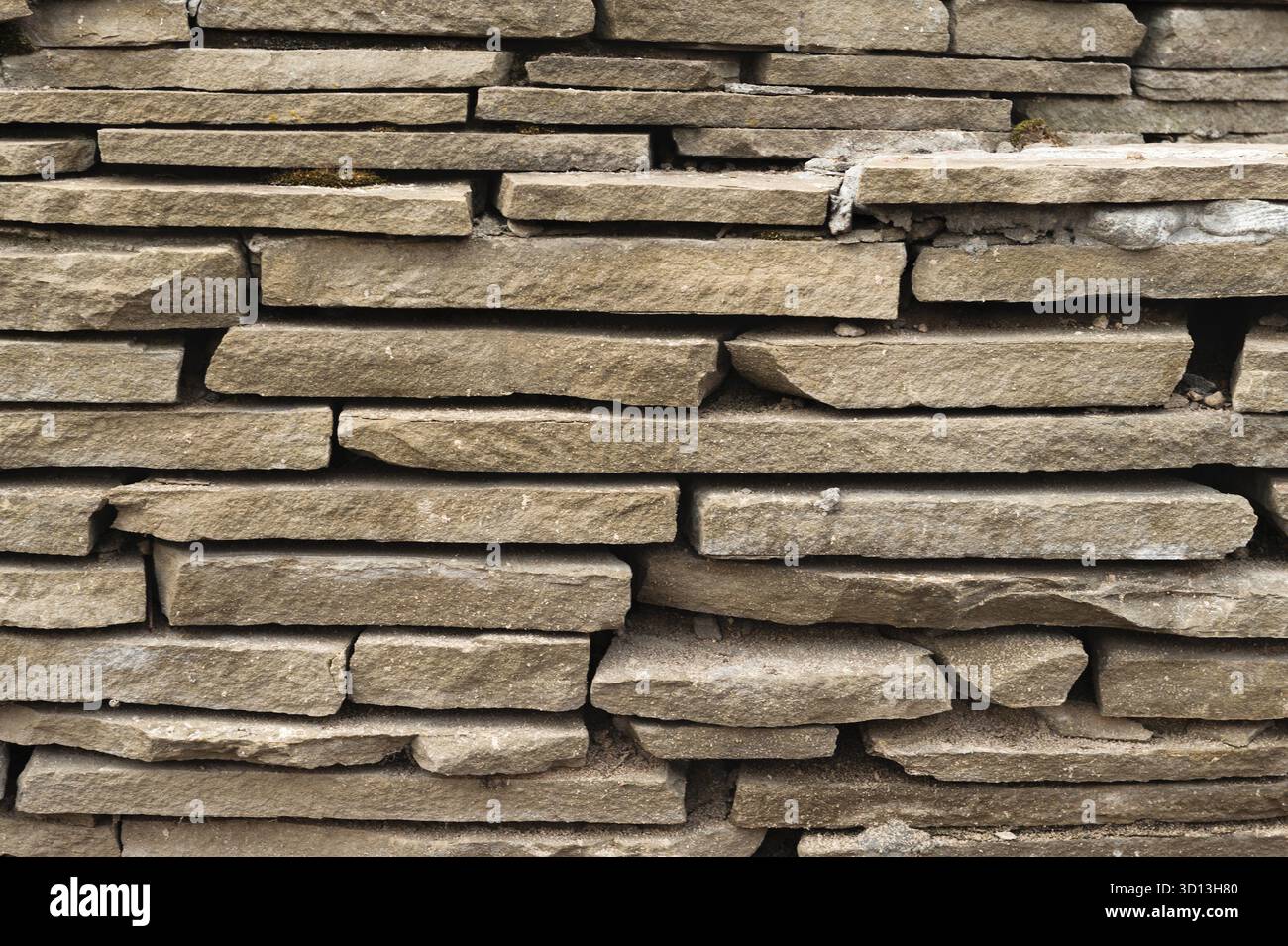 Graue und braune Steinfurnierfliesen als Hintergrund Stockfoto