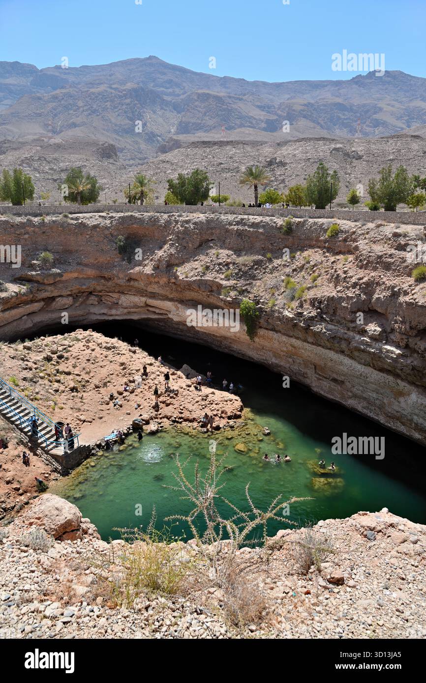 Maskat Governorate, Oman - 3. April 2025: Das Bimmah Sinkhole ist eine wassergefüllte Senke im Kalkstein des östlichen Maskat Go Stockfoto