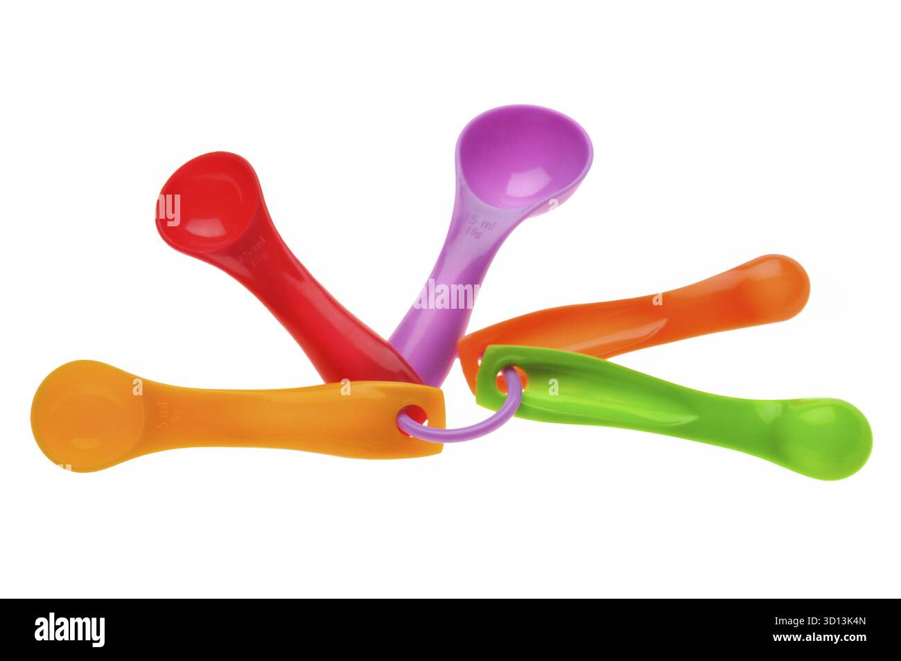 Mehrfarbige Plastik-Messlöffel in Gramm isoliert auf weiß Stockfoto