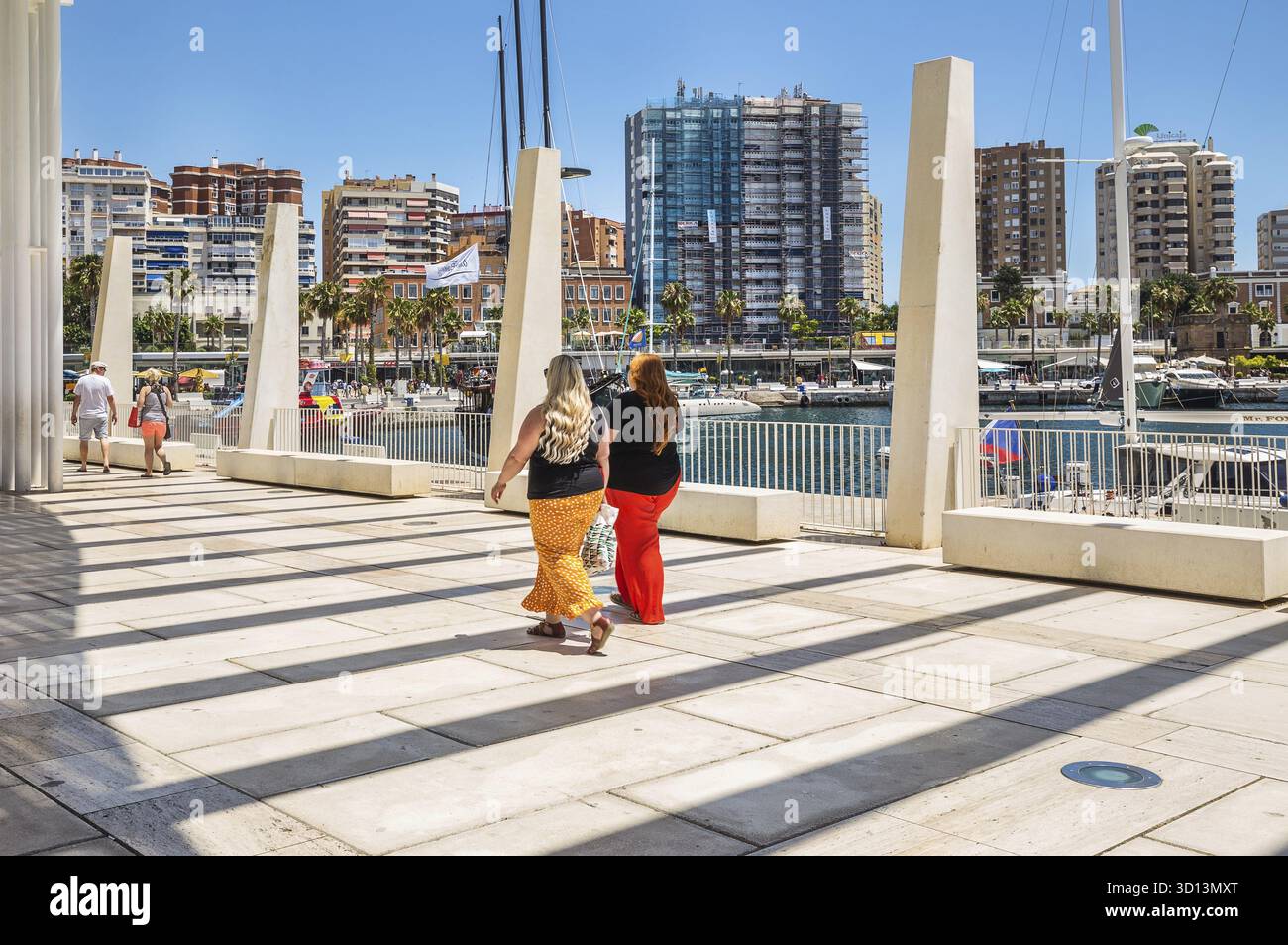 Malaga, Spanien - 20. Juni 2018: Zwei fette Frauen gehen entlang der Promenade von Malaga Stockfoto