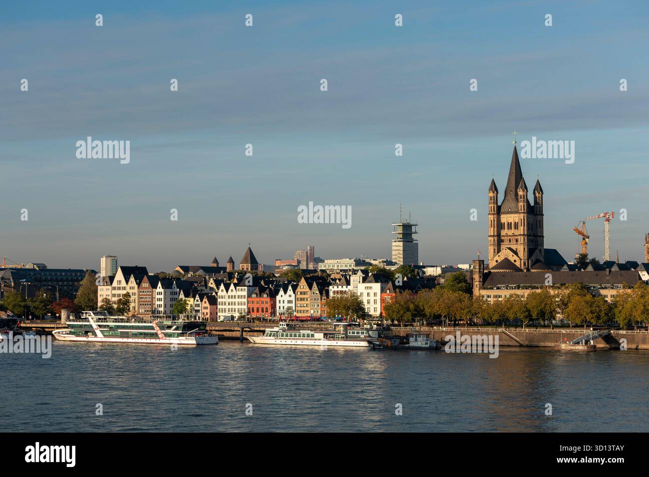 Blick auf die Kölner Altstadt. Große St. Martin Kirche Stockfoto