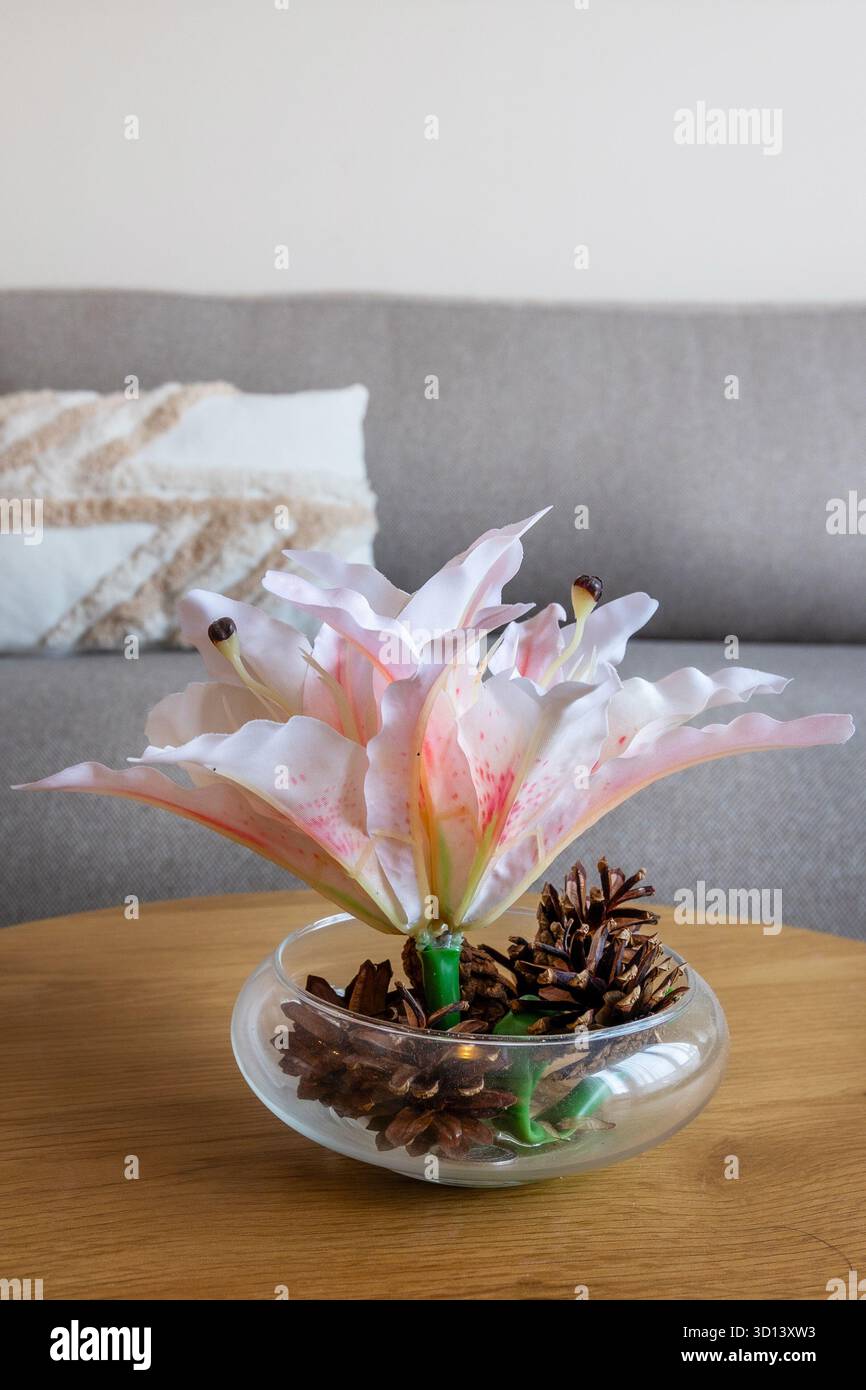 Künstliche rosafarbene und weiße lilly-Orchideenblume, florales Wohnkultur-Konzept für Inneneinrichtung und Dekoration Stockfoto