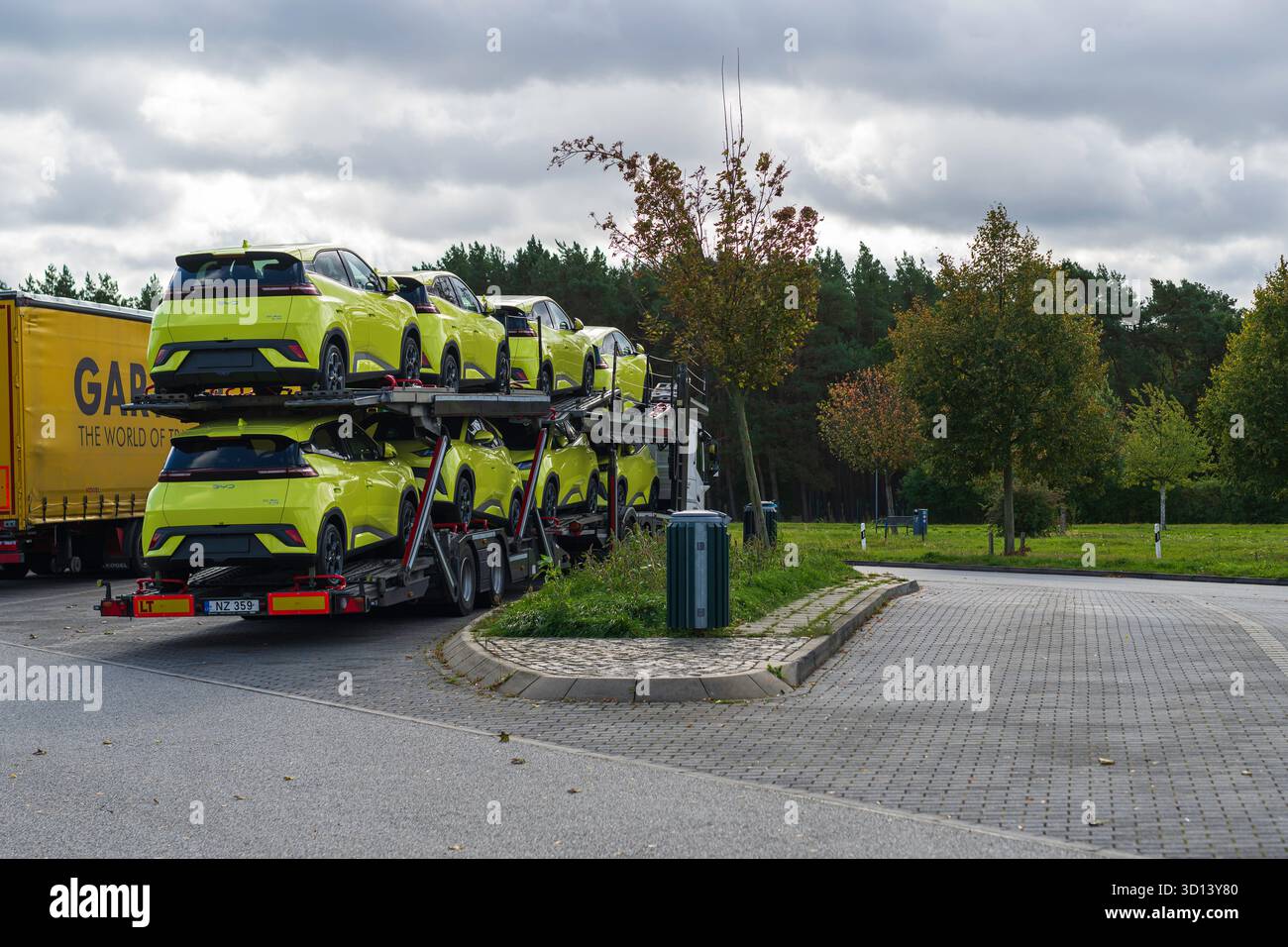 Deutschland, 5. Oktober 2025, Boblitz, Ein Autotransporter mit chinesischen BYD-Elektroautos auf einem Autobahnparkplatz. Stockfoto