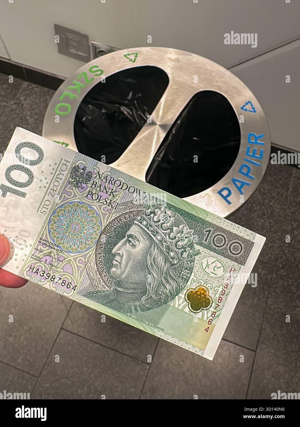 100 polnischer Zloty neben Recycling-Mülltonnen-Konzept Umstellung auf Euro-Währungspapierrechnung Stockfoto