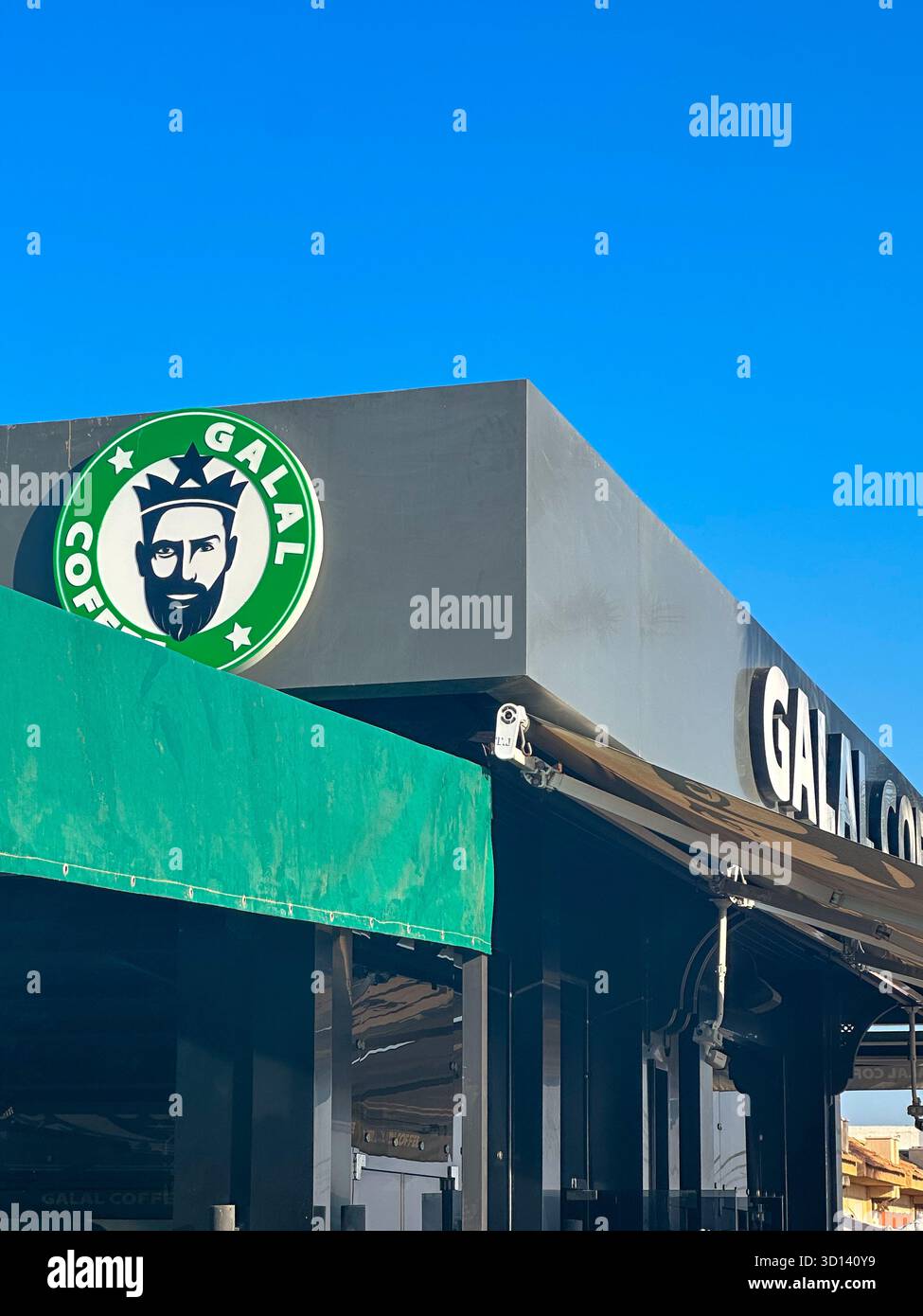 Galal Coffee in Port Said, einem beliebten Café, das das amerikanische Starbucks in Ägypten nachahmt - Smartphone-aufgenommenes Stockfoto