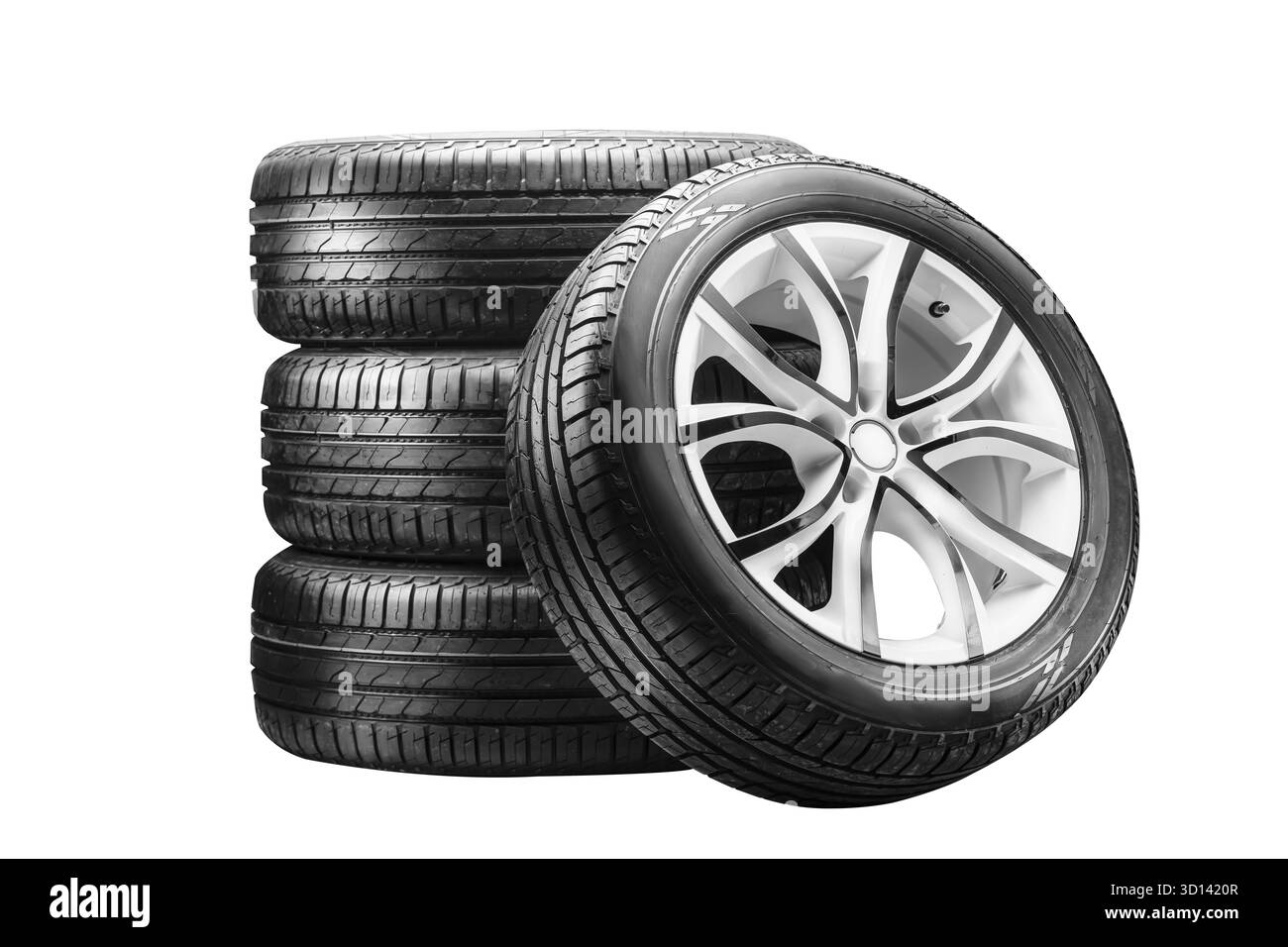 Vier auf Leichtmetallfelgen montierte Sommerreifen sind ordentlich gestapelt und zeigen ihr Design und ihre Lauffläche. Diese Einstellung hebt den saisonalen Reifenservice und -Verkauf hervor Stockfoto