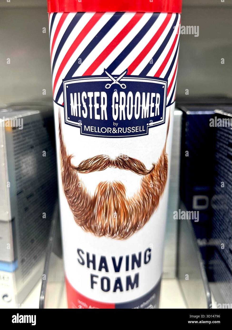 Mister Groomer Rasierschaum-Behälter im Lagerregal - Smartphone-aufgenommenes Stockfoto