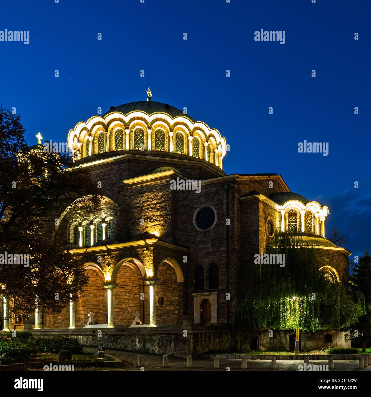 Sofia, Bulgarien - 24. Oktober 2025: Kathedrale St. Nedelya bei Nacht beleuchtet. Diese große orthodoxe Kirche ist Teil des Platzes der religiösen Toleranz, Stockfoto