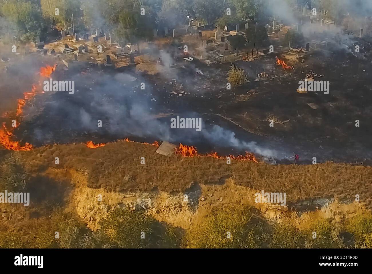 Steppenfeuer. Brennendes Trockenrasen, Feuer und Rauch Stockfoto