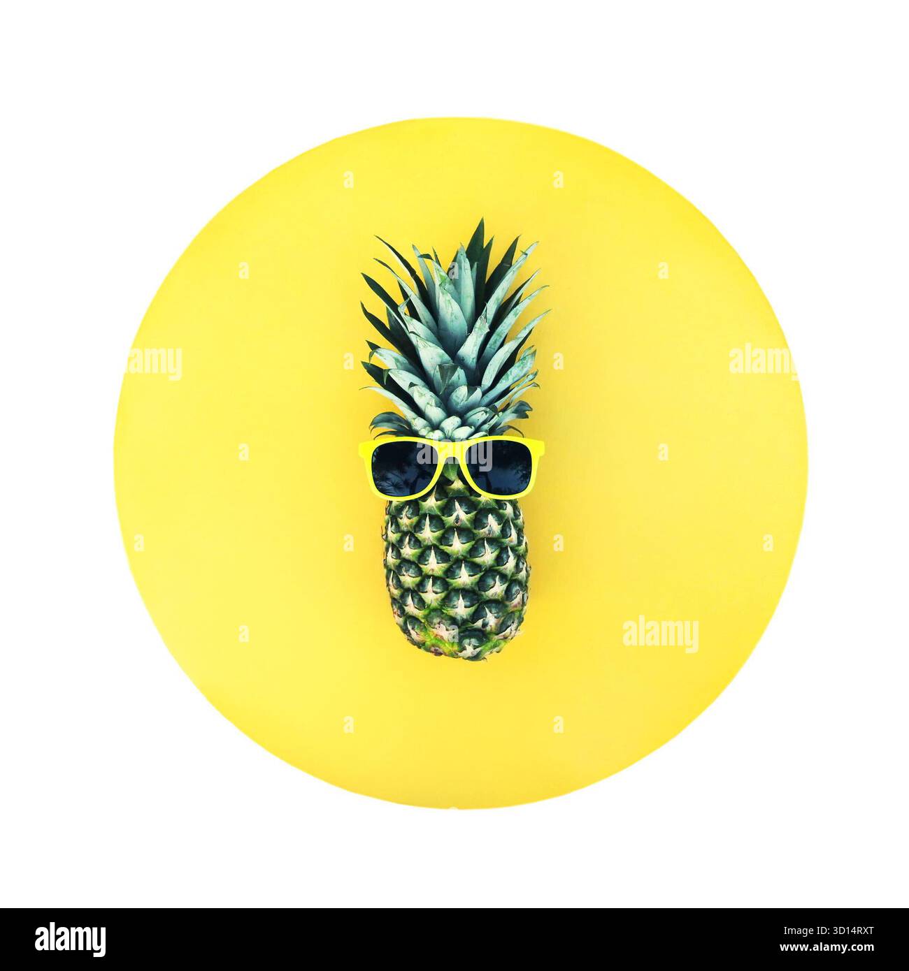 Mode Ananas in einer Sonnenbrille auf dem gelben Tisch oder Kreis, Draufsicht, flach, liegen Stockfoto