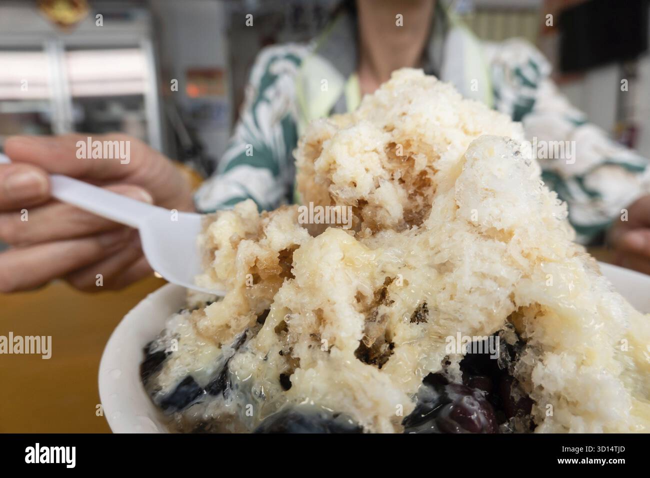 Traditionelles taiwanesisches Rasiereis mit schwarzem Kräutertee aus Mesona Stockfoto