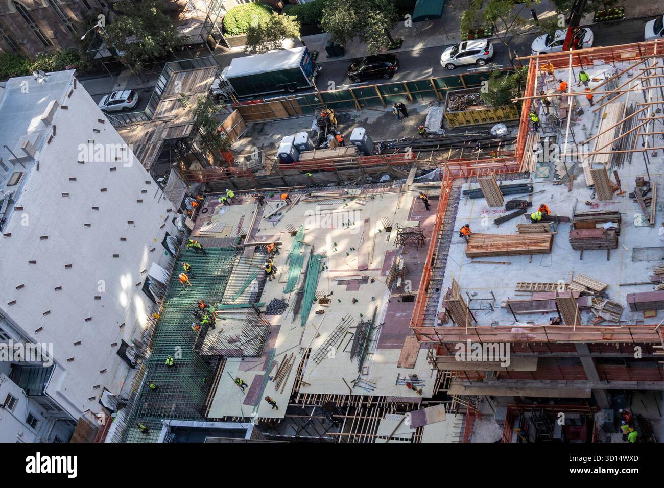 Fußböden und Bewehrung werden auf einer Baustelle in der E. 35th St., Murray Hill, 2025, New York City, USA, positioniert Stockfoto