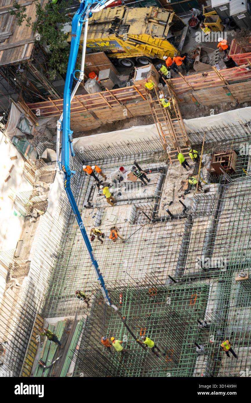 Fußböden und Bewehrung werden auf einer Baustelle in der E. 35th St., Murray Hill, 2025, New York City, USA, positioniert Stockfoto