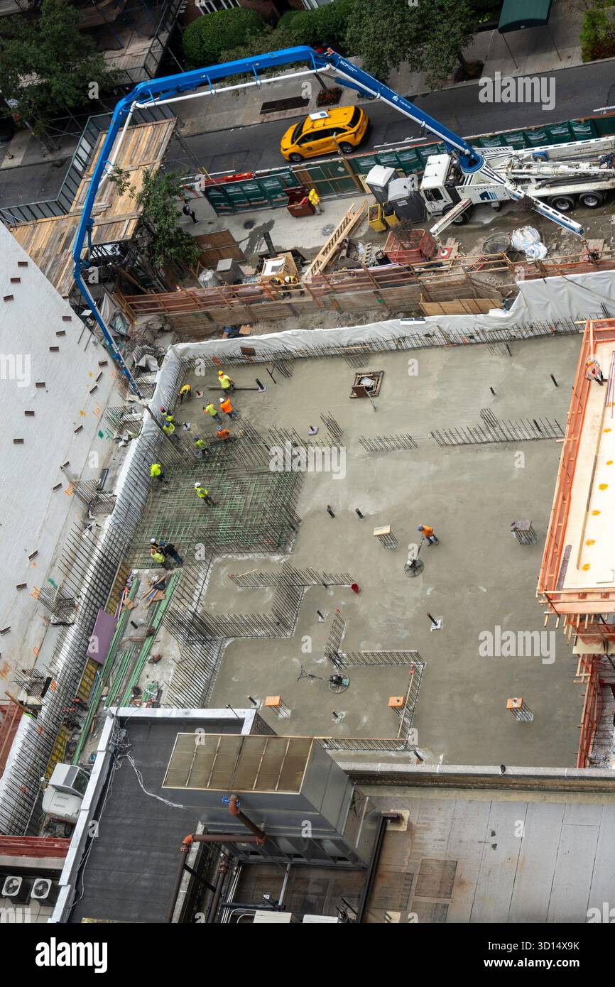 Fußböden und Bewehrung werden auf einer Baustelle in der E. 35th St., Murray Hill, 2025, New York City, USA, positioniert Stockfoto