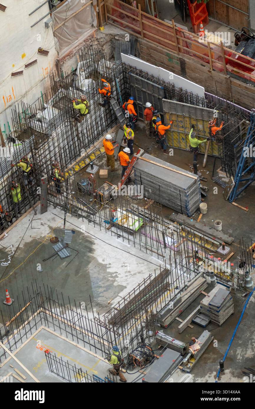 Fußböden und Bewehrung werden auf einer Baustelle in der E. 35th St., Murray Hill, 2025, New York City, USA, positioniert Stockfoto