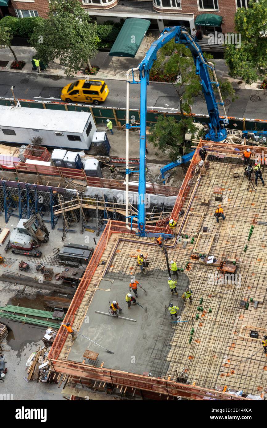 Fußböden und Bewehrung werden auf einer Baustelle in der E. 35th St., Murray Hill, 2025, New York City, USA, positioniert Stockfoto