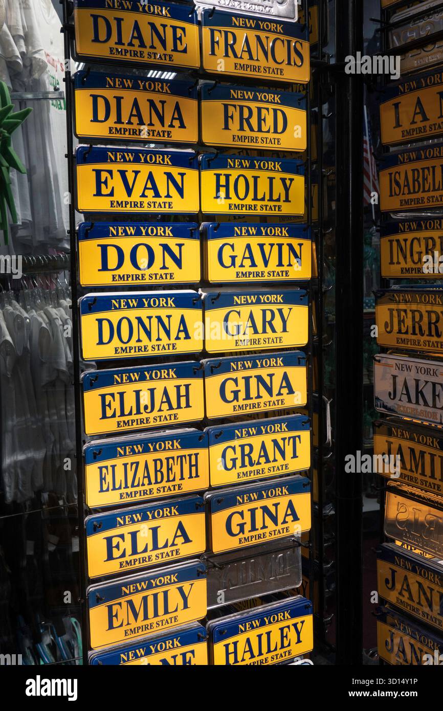 Personalisierte Mini-Souvenir-Nummernschilder mit Vornamen in einem Geschäft in Midtown Manhattan, 2025, New York City, USA Stockfoto