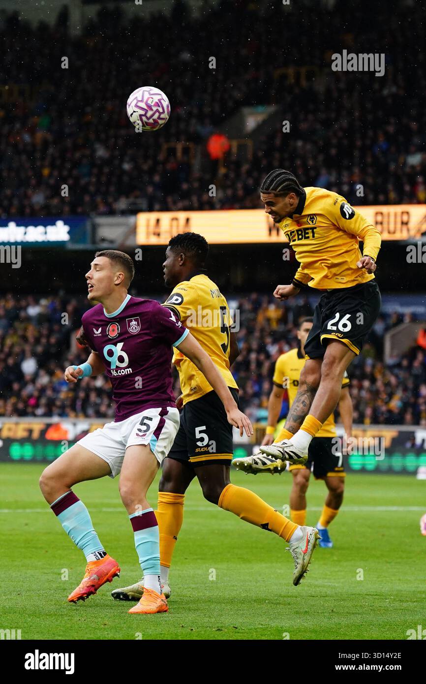 Ki-Jana Hoever der Wolverhampton Wanderers (rechts) im Spiel der Premier League im Molineux Stadium in Wolverhampton. Bilddatum: Sonntag, 26. Oktober 2025. Stockfoto